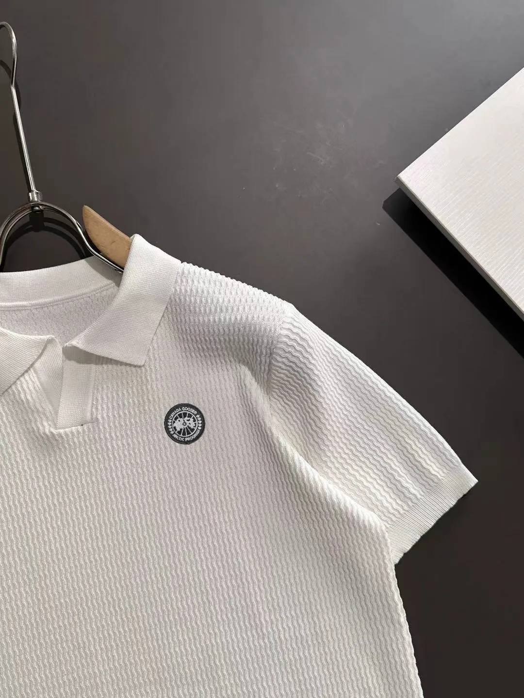 Next day shipment P300 High quality Big Goose 2025 new summer men's lapel short-sleeved knitted fabric Made of combed cotton yarn knitted cotton fabric, pure cotton high-weight special yarn, it feels full of weight when weighed, and the upper body is more textured than ordinary knitted fabrics. This texture can cope with the weather. Perfectly produced stitch by stitch according to the original version! Show nobility. Sizes: M to 3XL